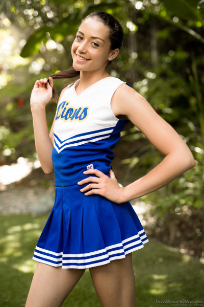 cheerleader-girl-mit-kleinen-titten